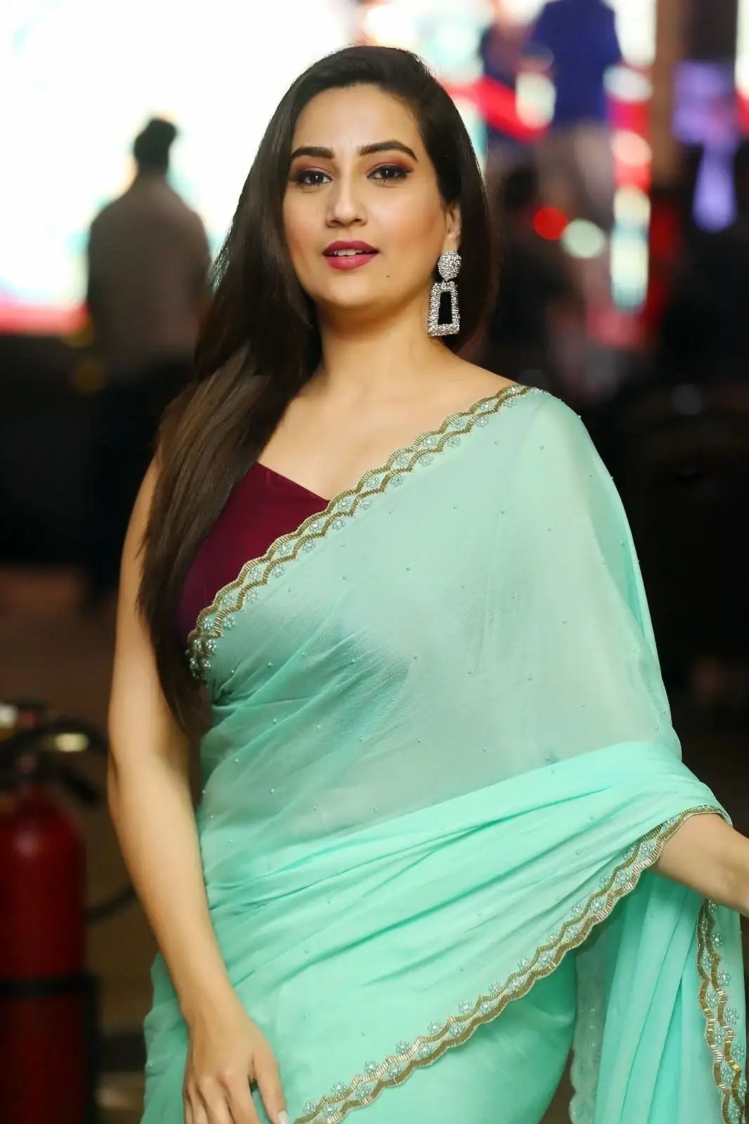 INDIA S MOST BEAUTIFUL WOMEN MANJUSHA RAMPALLI IN SLEEVELESS GREEN SAREE 9